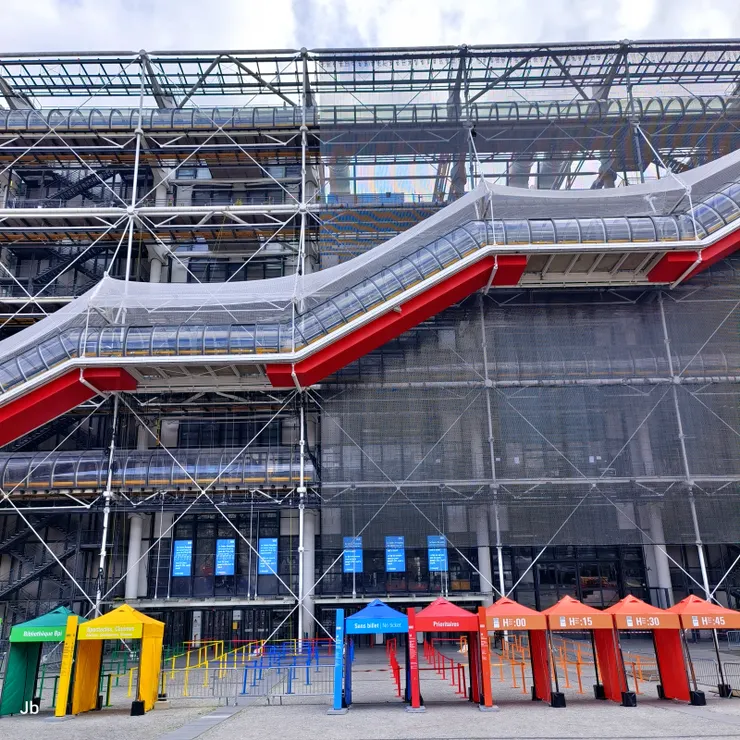 【龐畢度內外顛倒整修中沒想進去！空調通風管、水管、電線管路、電梯與移動通道全都外露，適逢閉館整修，預定2030年完成。】