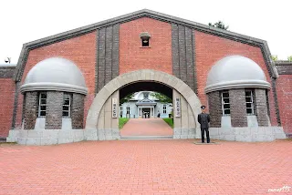 依原貌仿建的正門