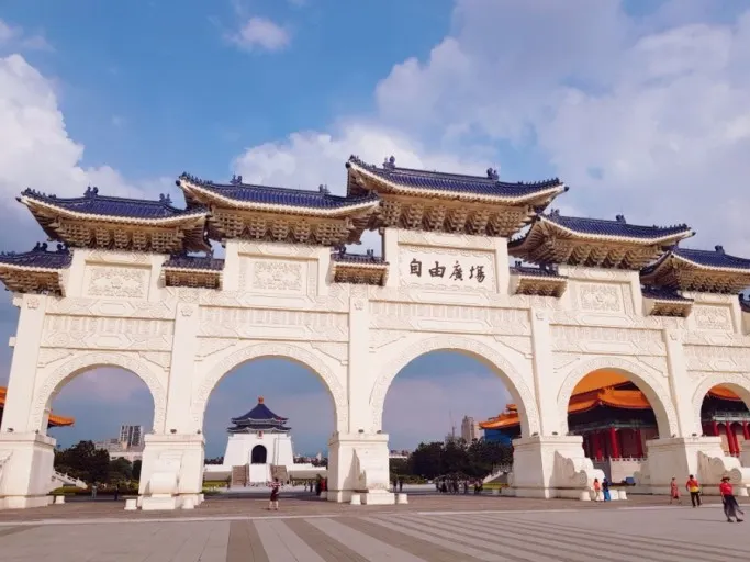 1990年野百合學運，2007年自由廣場。中正紀念堂，這個地方有著臺灣人往自由民主奮力前進的軌跡〈網路資料〉