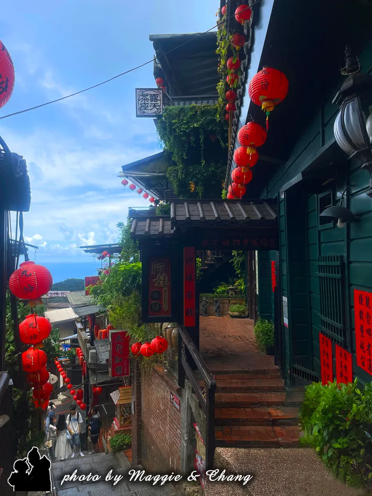 紅燈籠一盞盞高掛，沿著石階延伸而下，讓人彷彿走進電影場景。藍天白雲映襯下，濃厚的懷舊氣息更顯迷人。無論是隨意漫步，還是坐下喝杯茶，都能感受到這座山城獨有的浪漫與詩意 