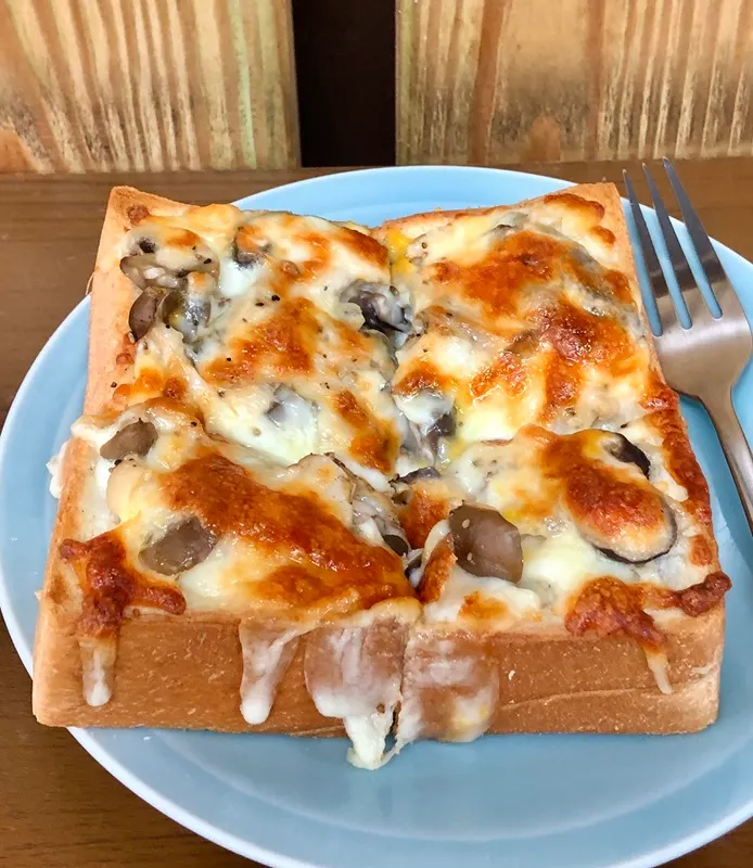 焗烤鮮菇厚片～內有滿滿的菇類。