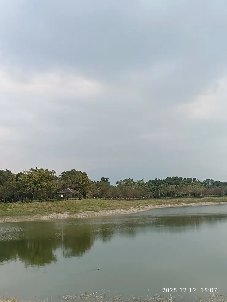 冬暮湖上雲情濃，皆自拍攝