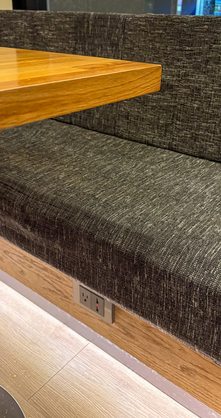 部分座椅下方有插座。