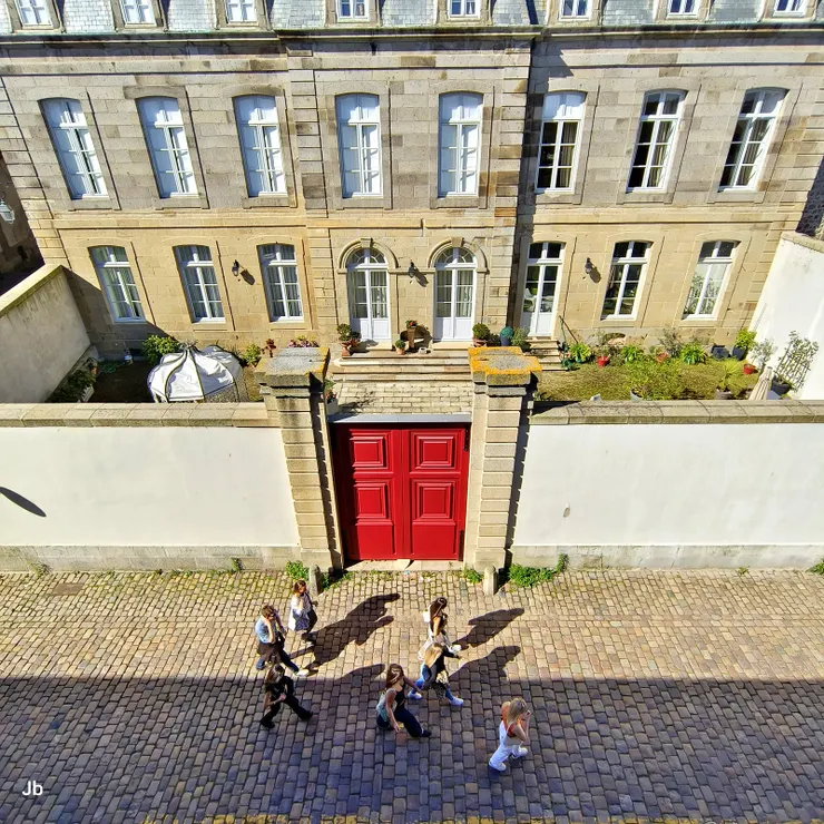 【在城牆馬道右瞰老屋狹道！】