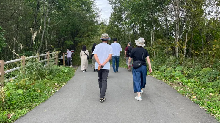 池子藏在步道內，跟著箭頭走就對。