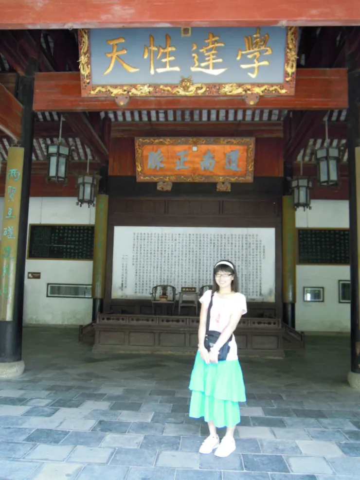 站在這匾額下希望能變聰明一點