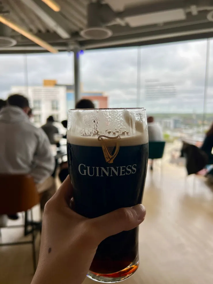 在展覽最後來到博物館的最高處，一覽都柏林市區風貌，與品嚐健力士啤酒。（Joy攝於健力士博物館）