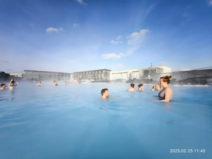 從遠方看藍湖入口建築