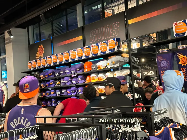 帽子、球衣、運動毛巾、藍球…相關運動商品應有盡有! (圖/躲貓貓)