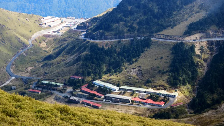由主峰腰繞下山,約30分即可回到武嶺,再沿台14甲線步行至松雪樓,結束本日山行。