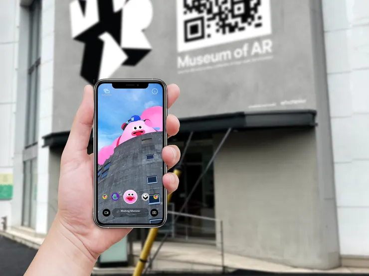 使用者拿起 iPhone 直接掃描 WHATEVER 大樓外牆上的 QRcode,即可在 AR 中觀賞不同藝術家的作品。