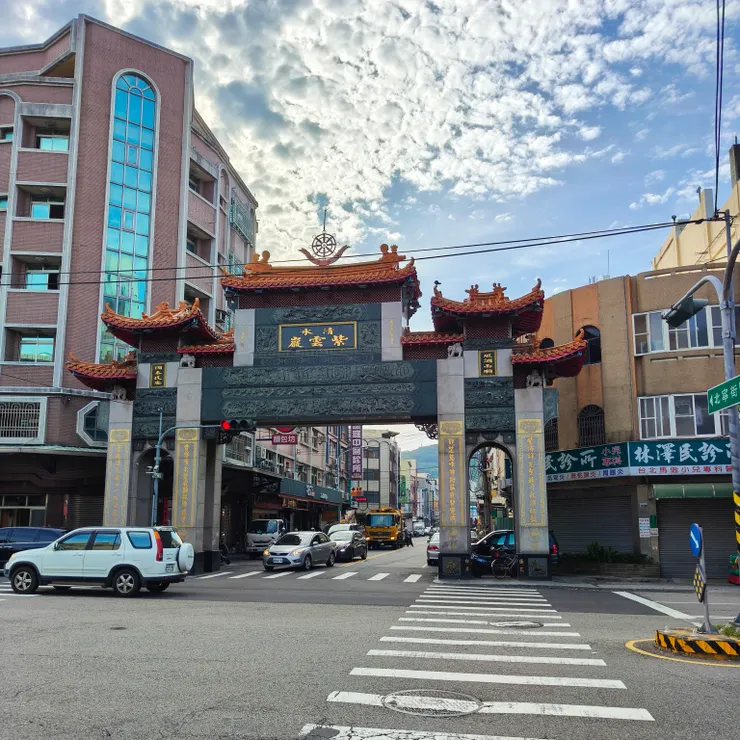 看到清水巖轉個彎喔