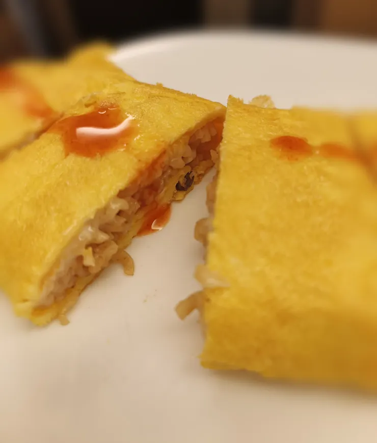 起司泡麵雞蛋捲的剖面照