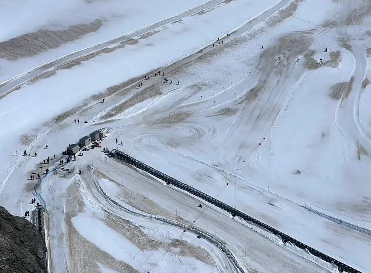 遠處雪地像螞蟻般的小小人影