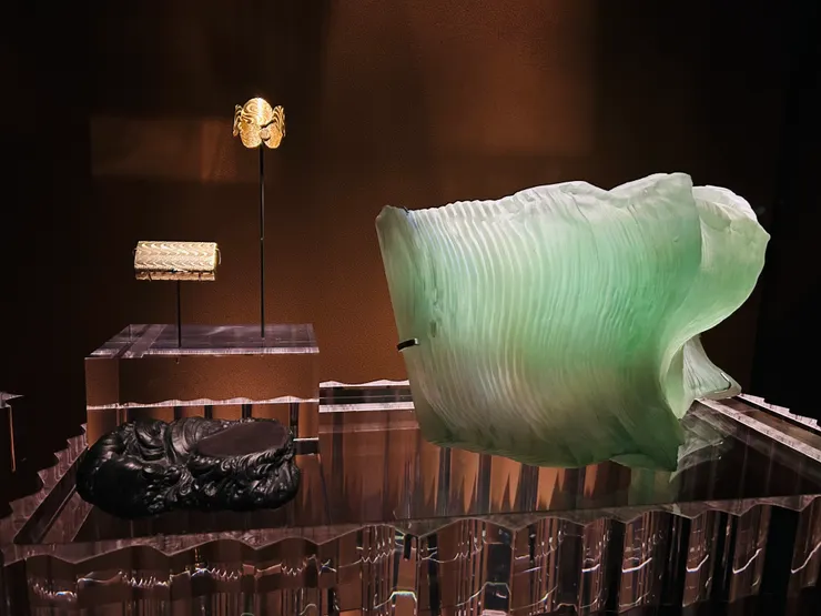 端石海天浴日硯(左下)/香煙盒(左中)/《歐普藝術御門》手鐲(左上)/《向竇加致敬》雕塑(右)(現場拍攝)