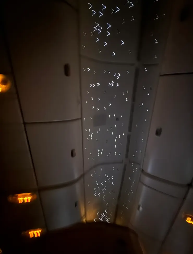 機艙頂的微弱星光，啟動了睡眠模式