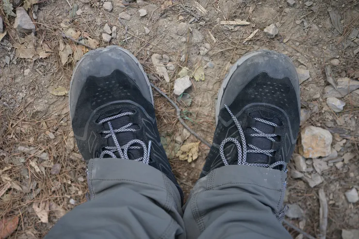 太早起床腦袋還沒醒,反射性套上最常穿的鞋子出門,毫無警覺,直到抵達登山口下車一低頭才發現,靠,我的登山鞋呢? 換作是一般情況,早撤退了,我才不要硬爬傷腳咧~