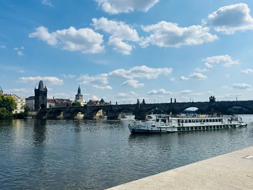 可以看到查理大橋!