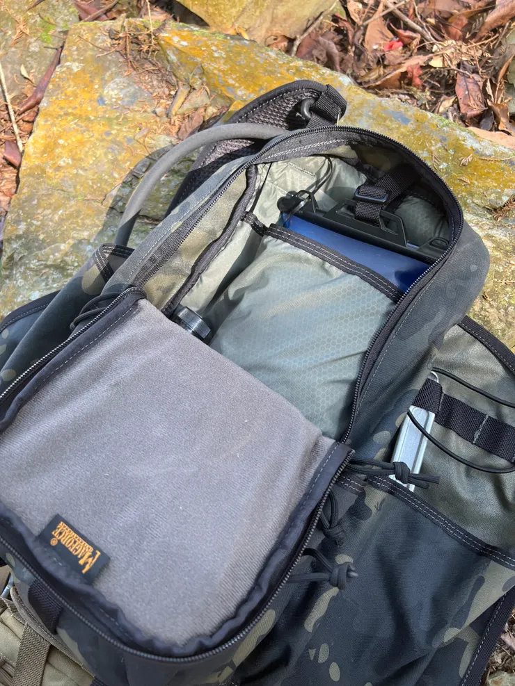 內部有專屬的水袋空間，還可在放入二瓶2L的水