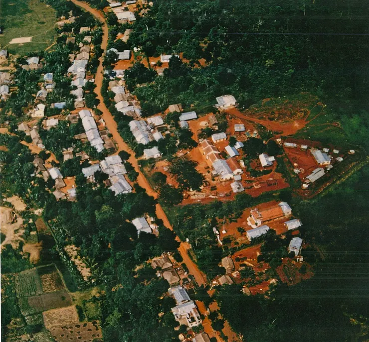 溪山村的空拍圖,中右的建築區與右邊的三角型區域是發生戰鬥的主要區域,中間的紅土路面就是9號公路。可以看出溪山村沒有高度優勢,防區周圍缺乏障礙且被過多樹叢與建築遮擋火線。