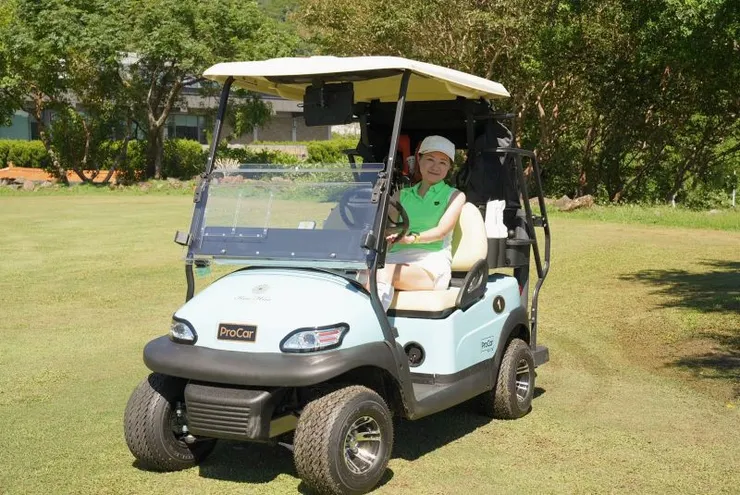 ▲北投國華高爾夫俱樂部副董事長何麗純宣布因應「無桿娣化」挑戰 首推全台環保綠能球車「小藍」