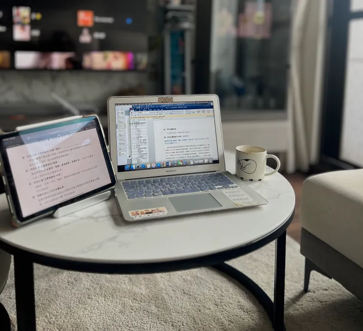 醒來後,喝著咖啡,窩在客廳敲敲打打著鍵盤。