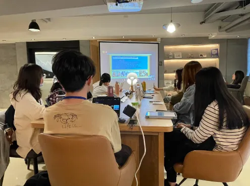 呂佩芸在課堂上與學員分享自身從事屏東地方創生工作的經驗。圖／筆者攝影