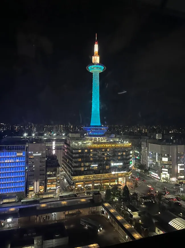 在空中步道上看到的夜晚的京都市區和京都塔