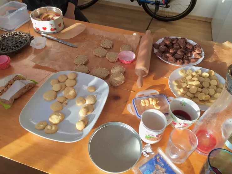 在歐洲聖誕前夕，都會跟著一群外派太太一起烤餅乾，分送給左鄰右舍