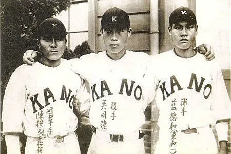 最左邊為游擊手陳耕元(臺灣原住民)，中為投手吳明捷(漢人)，最右邊為補手藍德和(原住民)