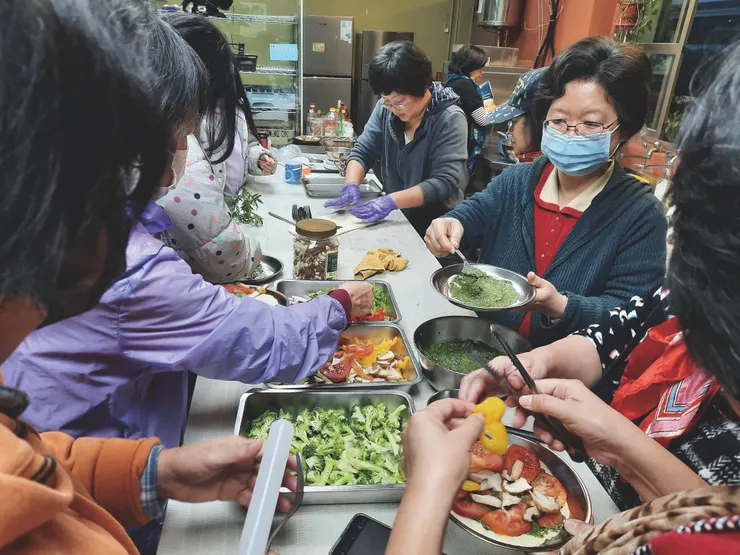 ▲共耕食代舉辦的惜食披薩餐宴。（照片來源共耕食代粉絲頁）
