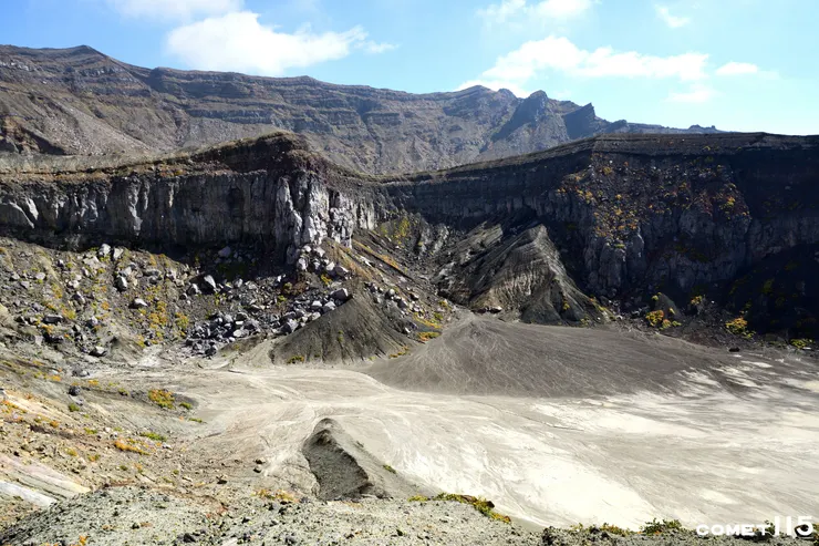 第四火口的東側山壁上可見岩漿冷卻形成的柱狀節理，遠方便是前往中岳（圖左外）的稜線