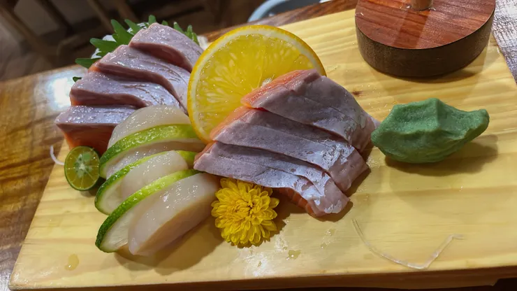 鮭魚生魚片與干貝