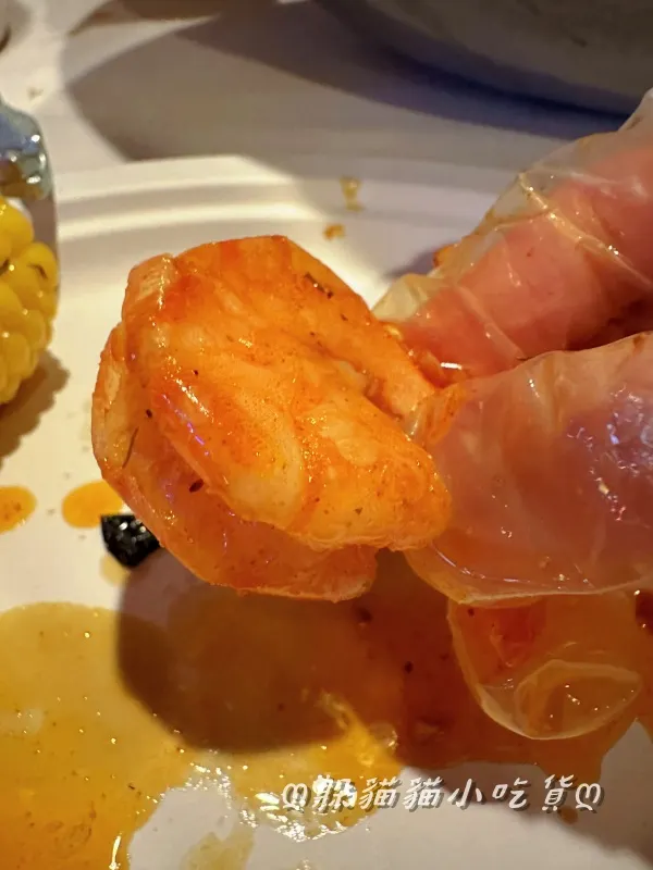 去頭蝦小小一隻，新鮮甜脆，感覺水煮前似乎有先煎過，帶著奶油香味沾醬料非常好吃！