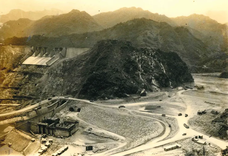 圖9 大壩、溢洪道及電廠施工狀況    案名：石門水庫簡報暨工程月報 檔號：0051/000534.03/1 來源機關：經濟部水利署 管有機關：國家發展委員會檔案管理局