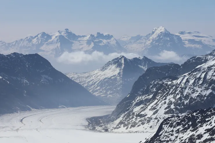 冰河在山谷間緩緩流動，凝固的是時間，雕刻的是千年的山形。