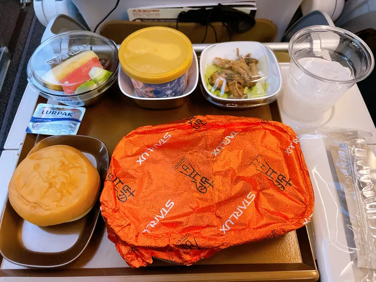 不得不說味道還不錯,我很難得有吃完的飛機餐
