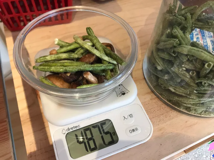 因為香菇乾單價不算便宜,店員還提醒我可以邊秤編算價錢,蠻貼心的。畢竟這種東西有時候失心瘋夾太多,導致超出預算就會很想哭,然後基於衛生你又不可能夾回去XD