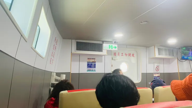 窗戶在離座位很遙遠的上方。