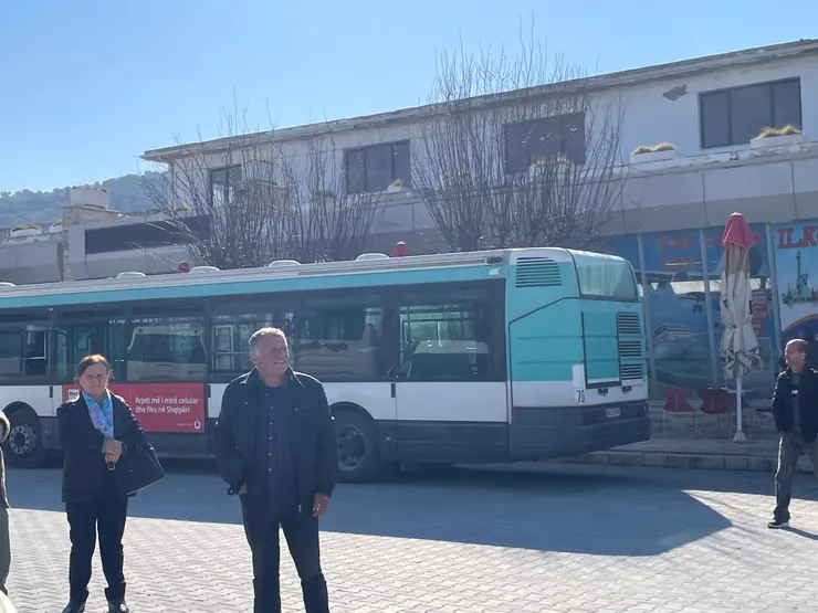 開往市區的公車