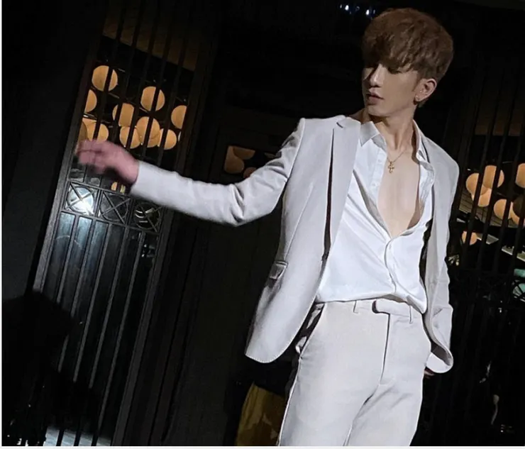 Deep V 或開胸衣服難以駕馭