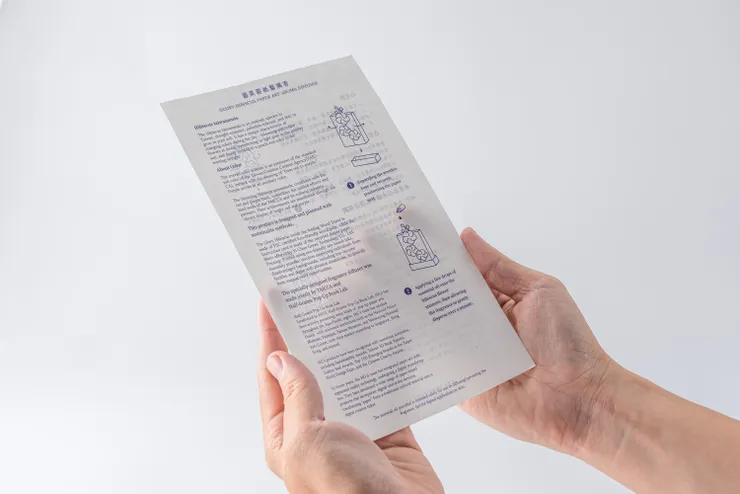 文策院「盛芙蓉」伴手禮的說明紙材為「尿布紙」，分離污染物與紙纖維，將紙纖維變成再利用的紙材