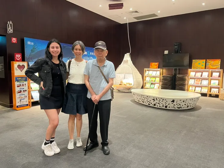 這是地下樓孩子唸書的空間，許多書籍都跟環保有關。孩子也能躺到後方的床墊舒服地讀書。