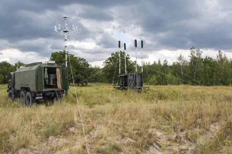  一套完全展開狀態的R-330Zh電戰系統，可以看到多根承載的桅桿和協助穩定的控繩。