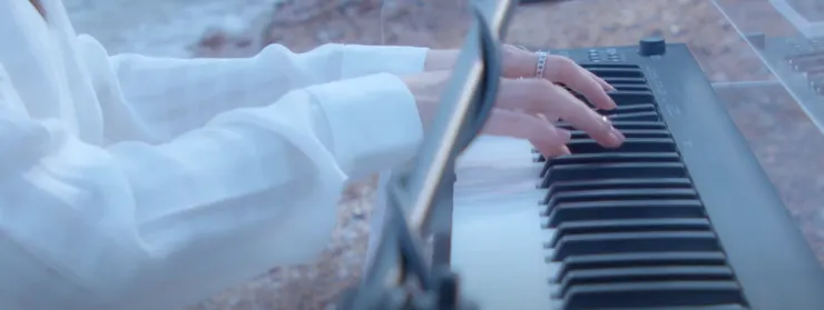 來源：Saige(세이지) - Tinged By You(너로 물든)MV截圖