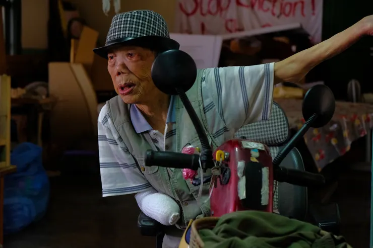 2018 年，與文章阿伯，攝於樂生院蓬萊舍。／影像提供：黃曦