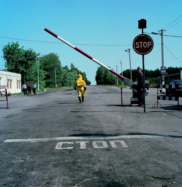 矢延憲司穿著防護衣走進車諾比/照片來源:ハンケイ京都新聞