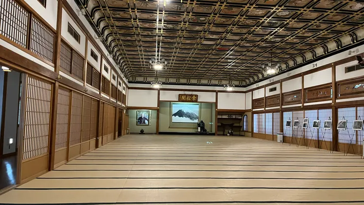 不用刻意抬頭就能感受氣勢磅礡。