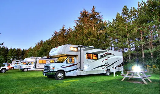 不少美國人喜歡開著露營車去露營。