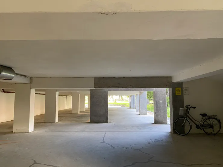 將建築物抬高、下方挑空，不但能避免水患影響，也創造了可利用的停車空間。